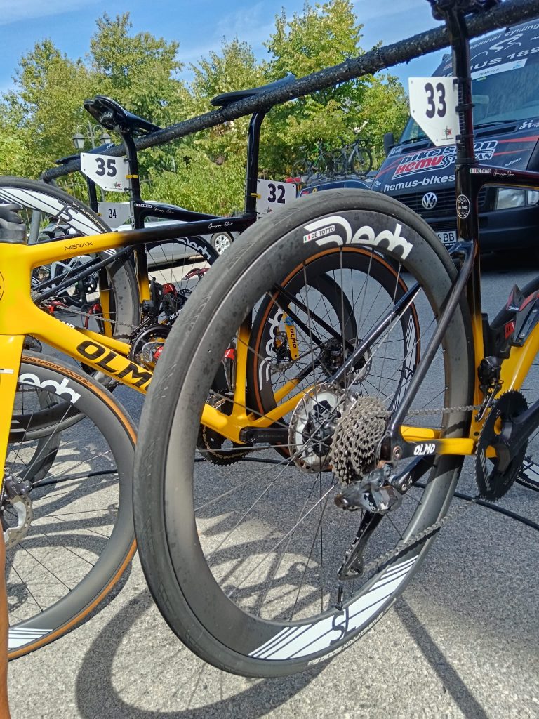 Dettagli materiale tecnico bici olmo, ruote dedacciai, copertoni continental giro di bulgaria 2025